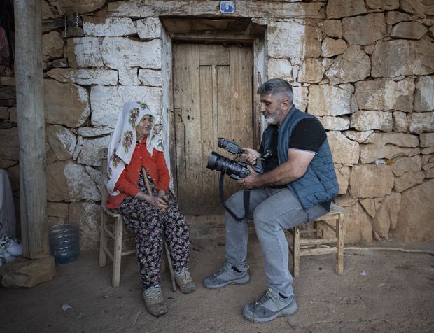 İstanbul'dan köyüne dönen yazar memleketinde masalları derliyor
