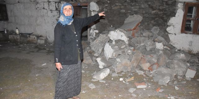 ARDAHAN - Depremde taş yapılı iki evin duvarları yıkıldı, 1 kişi yaralandı (2)