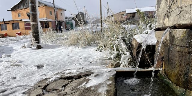 Ardahan ve Kars'ın yüksek kesimlerine mevsimin ilk karı düştü