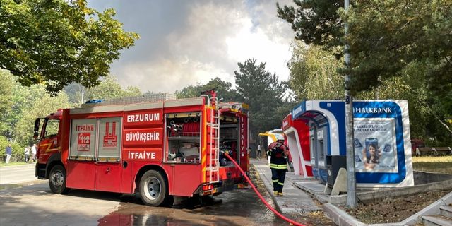 Atatürk Üniversitesinin yemekhanesinde çıkan yangına müdahale ediliyor