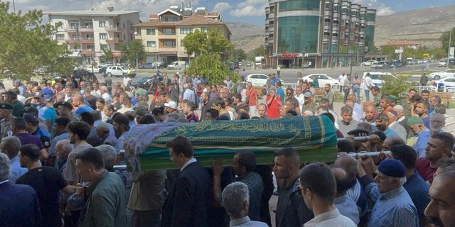 Erzincan'da eşi tarafından bıçaklanarak öldürülen kadının cenazesi defnedildi