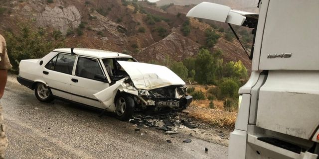 Erzincan'da otomobil ile tırın çarpıştığı kazada 3 kişi yaralandı