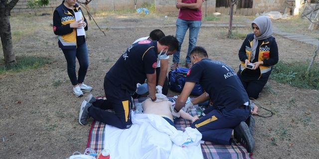 Erzincan'da sağlık ekipleri ihbar üzerine gittikleri yerde cansız mankene kalp masajı yaptı
