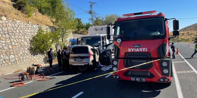 GÜNCELLEME 2 - Malatya'da tırla hafif ticari araç çarpıştı, 6 kişi öldü