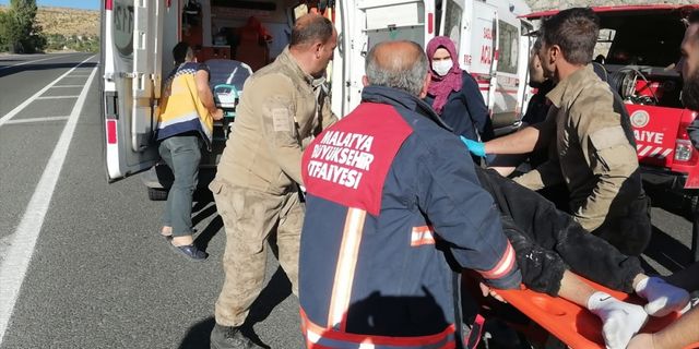 GÜNCELLEME - Malatya'da tırla hafif ticari araç çarpıştı, 5 kişi öldü, 1 kişi yaralandı