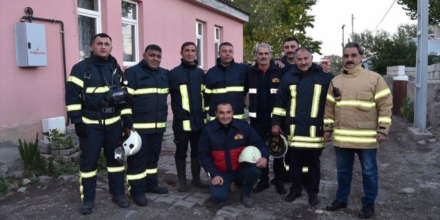 Kars'ta yangın ihbarına giden itfaiye ekibine sürpriz kutlama