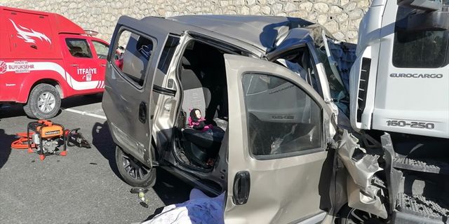 Malatya'da tırla hafif ticari araç çarpıştı, 3 kişi öldü, 3 kişi yaralandı