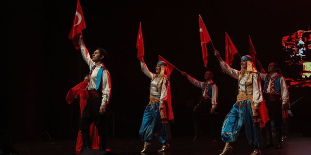 ÇANAKKALE - Kültür ve Turizm Bakanı Ersoy, "Senfoni ile Neşet Ertaş Türküleri" konserini izledi