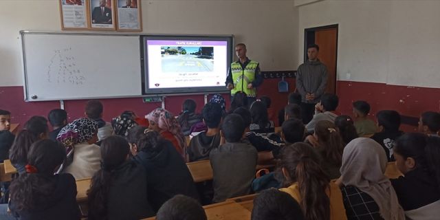 Hizan'da köy okulundaki öğrencilere trafik eğitimi verildi
