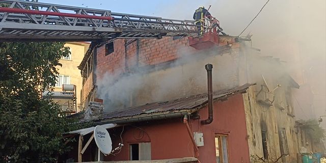 ISPARTA - Şarkikaraağaç ilçesinde çıkan ev yangınında bir kişi dumandan etkilendi