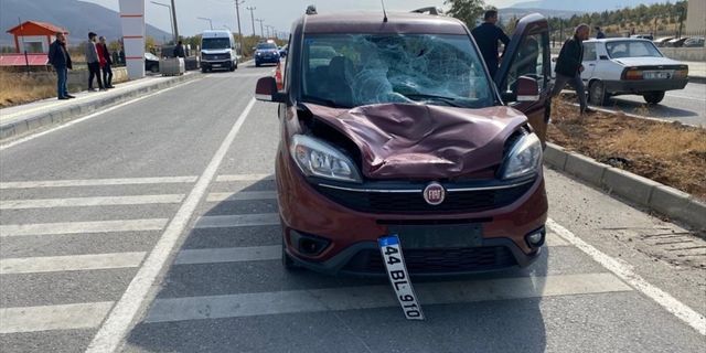 Malatya'da hafif ticari aracın çarptığı yaya ağır yaralandı
