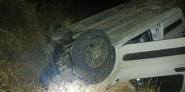 Malatya'da şarampole devrilen hafif ticari araçtaki 2 kişi yaralandı