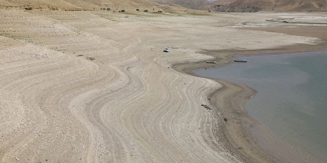 Van'daki Zernek Barajı'nda su seviyesi dibi gördü
