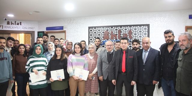 Ahlat'ta dron eğitimi alan genç çiftçi ve girişimcilere sertifika verildi