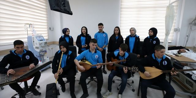 Bitlis'te öğrenciler söyledikleri şarkılarla diyaliz hastalarına moral verdi