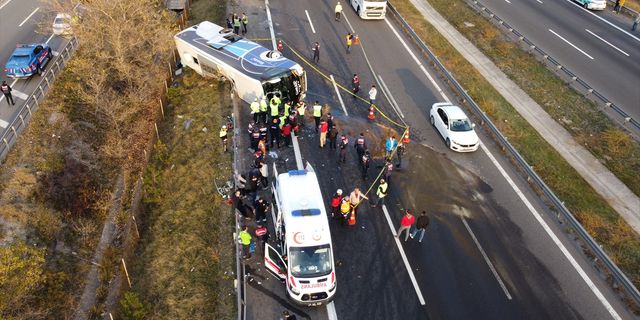 BOLU - Anadolu Otoyolu'nun Bolu kesiminde yolcu otobüsü devrildi - Hastaneye getirilen yaralılar
