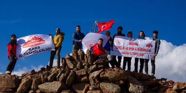 Dağcılar Ardahan'daki Köroğlu Kalesi'ne yürüyüş yapıp Türk bayrağını dikti