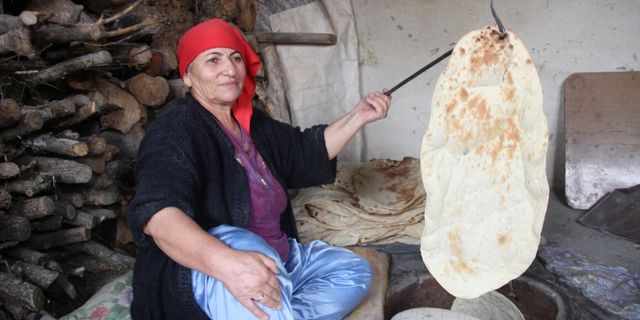 Erzincan kırsalında kadınların tandırda kışlık ekmek mesaisi