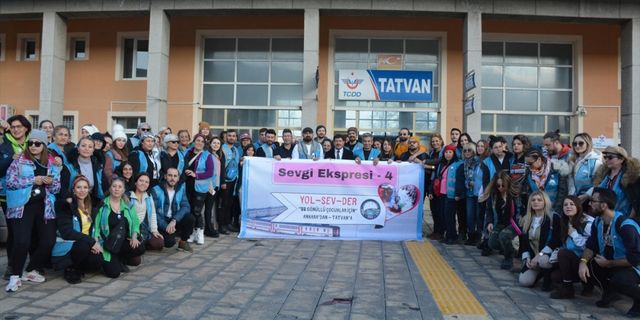 Farklı illerden gönüllüler çocuklara hediyeler vermek için Tatvan'a geldi