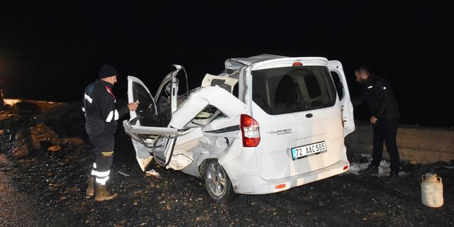 Hakkari'de dağdan kopan kaya parçalarının üzerine düştüğü araçtaki iki kişi yaralandı
