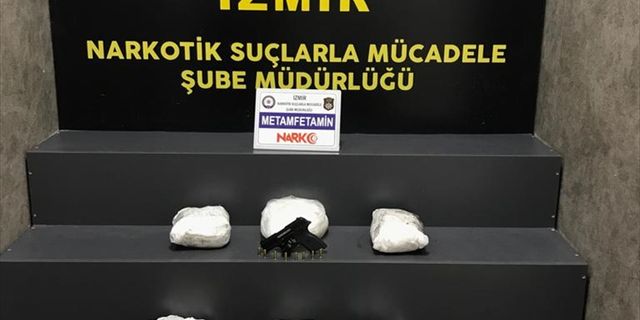 İZMİR - Bir aracın yedek lastiğinde 6 kilo 465 gram uyuşturucu ele geçirildi