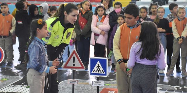 Kars'ta polisler 600 öğrenciye trafik eğitimi verdi
