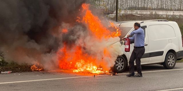 Samsun'da seyir halindeki araçta çıkan yangın söndürüldü