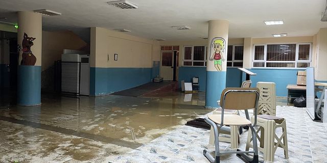 ANTALYA - Alanya'da sağanak nedeniyle bazı ev, iş yeri ve seralar ile bir okulu su bastı
