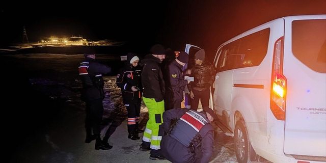 BAYBURT - Kar nedeniyle yolda mahsur kalan turistler kurtarıldı