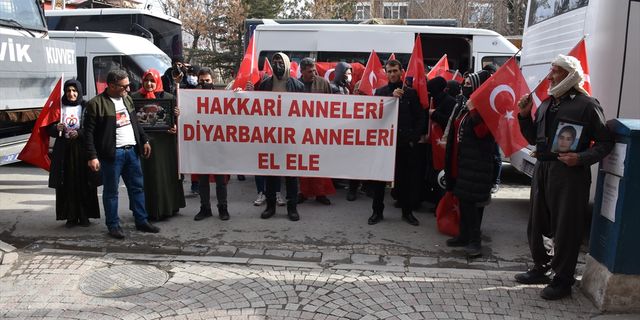 HAKKARİ - Çocukları dağa kaçırılan aileler HDP İl Başkanlığı önündeki eylemlerini sürdürdü