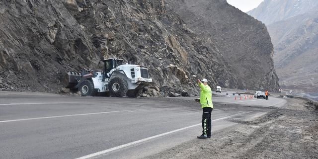 HAKKARİ - Dağdan kopan kaya parçaları nedeniyle kapatılan kara yolu açıldı