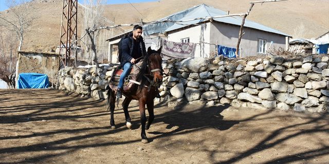 HAKKARİ - Ücretli öğretmen ders verdiği okulun bulunduğu köye atla gidiyor