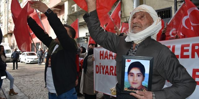 Hakkari'de çocukları dağa kaçırılan aileler HDP İl Başkanlığı önündeki eylemlerini sürdürdü