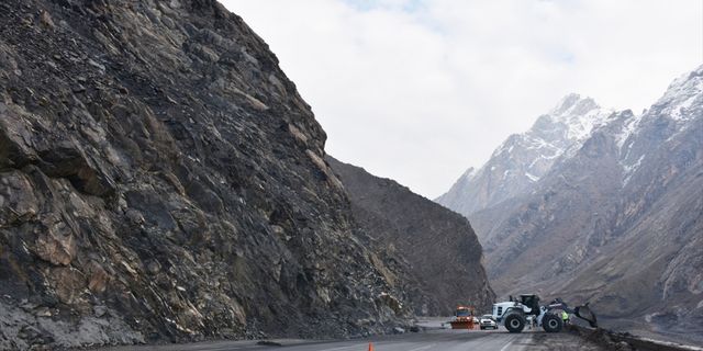 Hakkari'de dağdan kopan kaya parçaları nedeniyle kapatılan kara yolu açıldı