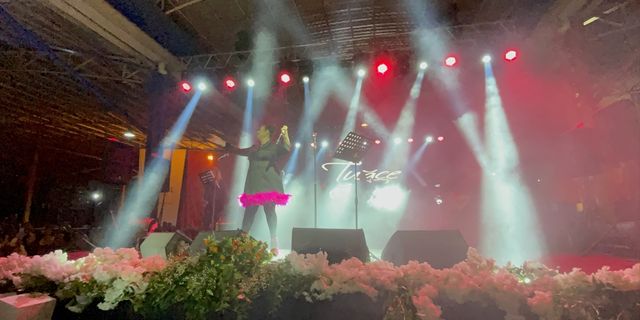 HATAY - Şarkıcı Tuğçe Kandemir, Hatay'da konser verdi