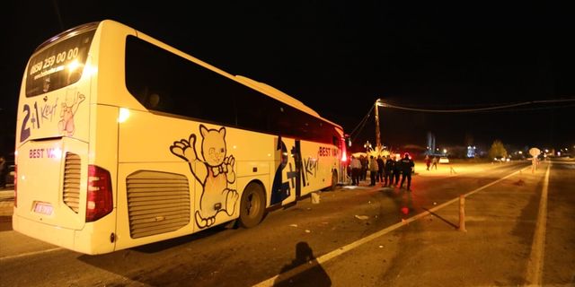 Malatya'da yolcu otobüsüyle otomobilin çarpışması sonucu 2 kişi yaralandı