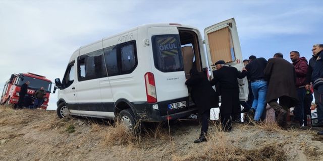 Öğrenci servisinin şarampole devrilmemesi için halatlarla tuttular