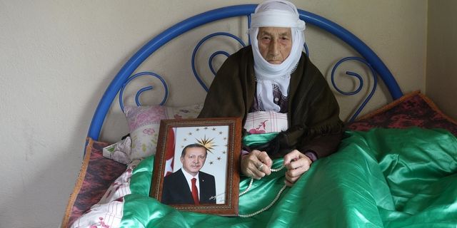 Van'da 90 yaşındaki kadına Cumhurbaşkanı Erdoğan'ın fotoğrafı hediye edildi