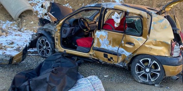 BİNGÖL - Şarampole devrilen otomobildeki 1 kişi öldü, 3 kişi yaralandı
