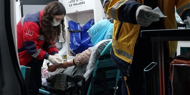 Bitlis'te yolu kapanan köydeki hamile kadın ekiplerce hastaneye yetiştirildi