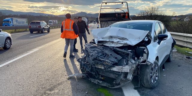DÜZCE - Anadolu Otoyolu'nda devrilen otomobilde biri ağır 3 kişi yaralandı