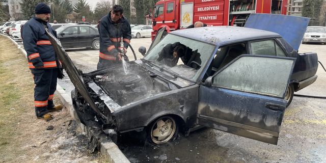 Elazığ'da park halindeki araç yandı