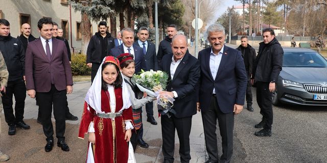 İZMİR - Alperen Ocakları, Kur'an-ı Kerim'e yönelik saldırıları protesto etti