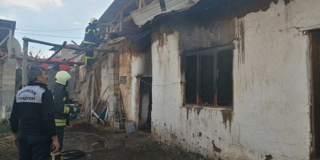 Erzincan'da tek katlı ev, yangında kullanılmaz hale geldi