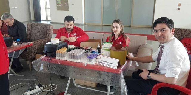 Erzurum'da yılın ilk kan bağışı kampanyasına sağlıkçılar öncü oldu