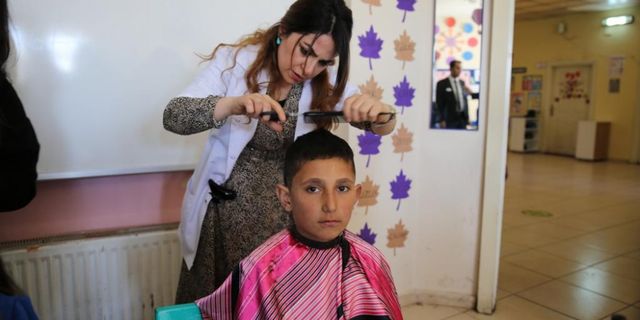 Hakkari'de kadın usta öğreticiler köy okulundaki öğrencilerin saçını tıraş etti