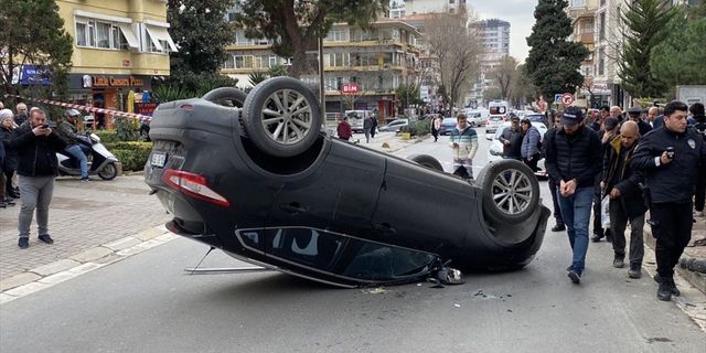 İSTANBUL - Kadıköy'de kontrolden çıkan araç kaldırımdaki yayaya çaptı