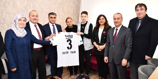 KARABÜK - Beşiktaşlı futbolcu Tayyip Talha'dan evde eğitim alan öğrenciye karne hediyesi