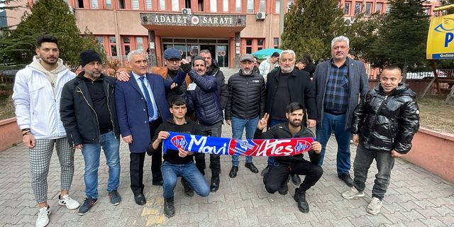 Karabükspor Kulüp Başkanı Yüksel ve taraftarlar, yargılanan eski yöneticileri protesto etti