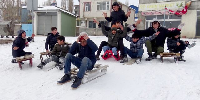 Kars ve Ağrı'da çocuklar tatilin keyfini kızak kayarak çıkartıyor